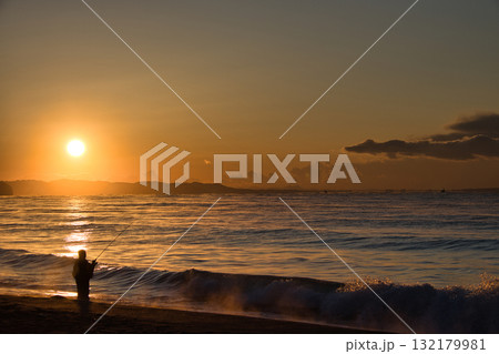 真冬のサザンビーチちがさき-日の出と釣り人 132179981