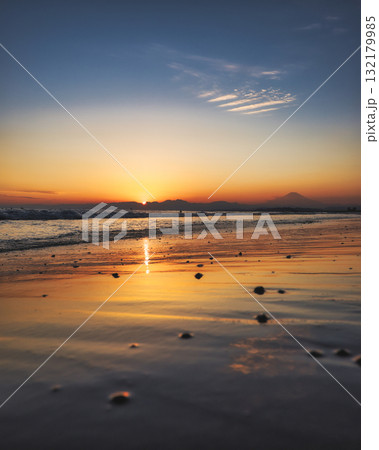 オレンジ色に染まる海と夕暮れの鵠沼海岸 132179985