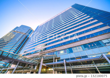 日本の東京都市景観 品川駅やオフィスビル群などを望む 132180075