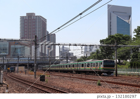 川口駅を通過する上野東京ラインE231系電車（埼玉県川口市） 132180297