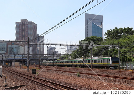 川口駅を通過する湘南新宿ラインE233系電車（埼玉県川口市） 132180299
