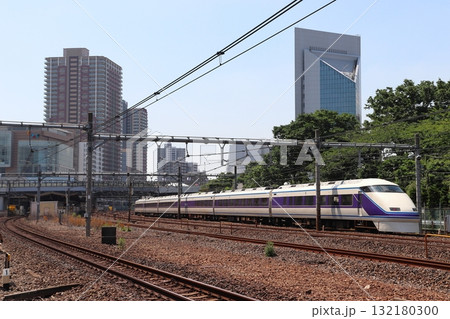 JR東北線川口駅を通過する特急スペーシア号（埼玉県川口市） 132180300