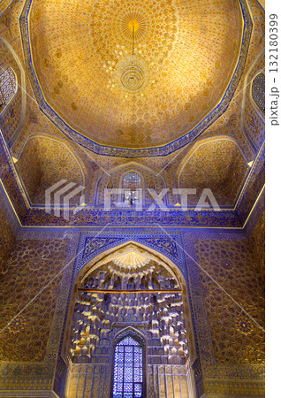 ウズベキスタンのサマルカンドにあるグーリアミール廟の青くとても美しい風景 ウズベキスタンのサマルカンドにあるグーリアミール廟の青くとても美しい風景 132180399