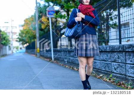 寒い日に暗い道を登下校する女子高生 高校生のスカート 部活 補講 登校下校 寒い日に暗い道を登下校する女子高生 高校生のスカート 部活 補講 登校下校 132180518