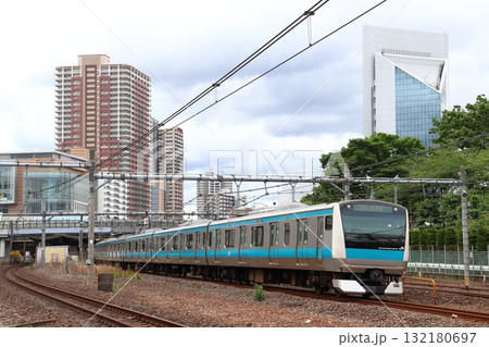 川口駅を発車する京浜東北線E233系電車(埼玉県川口市) 川口駅を発車する京浜東北線E233系電車(埼玉県川口市) 132180697