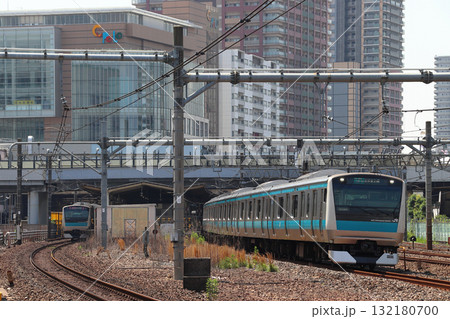川口駅を発車する京浜東北線E233系電車（埼玉県川口市） 132180700