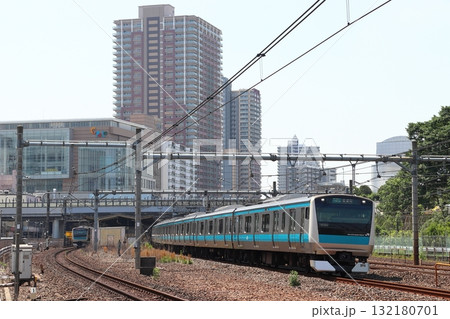 川口駅を発車する京浜東北線E233系電車(埼玉県川口市) 川口駅を発車する京浜東北線E233系電車(埼玉県川口市) 132180701