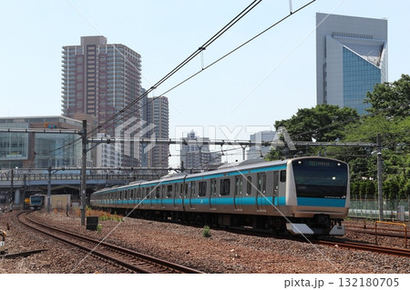 川口駅を発車する京浜東北線E233系電車（埼玉県川口市） 132180705