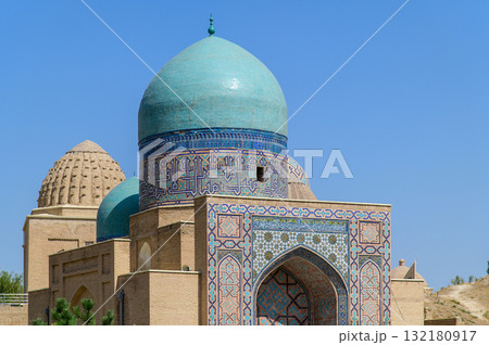 ウズベキスタンのサマルカンドにあるシャーヒズィンダ廟群の青くとても