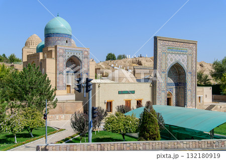 ウズベキスタンのサマルカンドにあるシャーヒズィンダ廟群の青くとても美しい風景 132180919