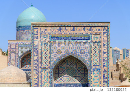 ウズベキスタンのサマルカンドにあるシャーヒズィンダ廟群の青くとても美しい風景 132180925