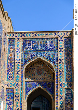 ウズベキスタンのサマルカンドにあるシャーヒズィンダ廟群の青くとても美しい風景 132180946