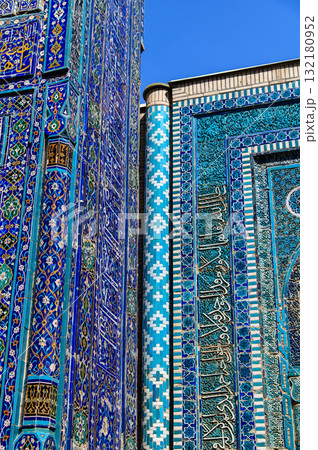 ウズベキスタンのサマルカンドにあるシャーヒズィンダ廟群の青くとても美しい風景 132180952