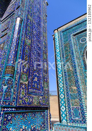 ウズベキスタンのサマルカンドにあるシャーヒズィンダ廟群の青くとても美しい風景 ウズベキスタンのサマルカンドにあるシャーヒズィンダ廟群の青くとても美しい風景 132180962