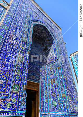 ウズベキスタンのサマルカンドにあるシャーヒズィンダ廟群の青くとても美しい風景 132180967