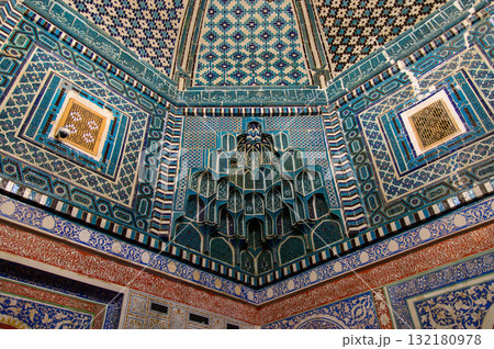 ウズベキスタンのサマルカンドにあるシャーヒズィンダ廟群の青くとても美しい風景 132180978