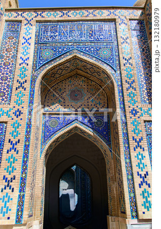 ウズベキスタンのサマルカンドにあるシャーヒズィンダ廟群の青くとても美しい風景 ウズベキスタンのサマルカンドにあるシャーヒズィンダ廟群の青くとても美しい風景 132180979