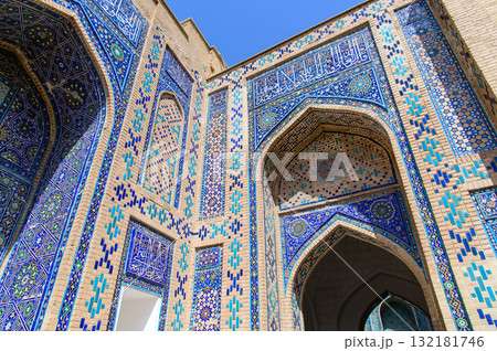 ウズベキスタンのサマルカンドにあるシャーヒズィンダ廟群の青くとても美しい風景 ウズベキスタンのサマルカンドにあるシャーヒズィンダ廟群の青くとても美しい風景 132181746