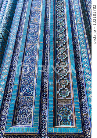 ウズベキスタンのサマルカンドにあるシャーヒズィンダ廟群の青くとても美しい風景 ウズベキスタンのサマルカンドにあるシャーヒズィンダ廟群の青くとても美しい風景 132181782