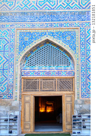 ウズベキスタンサマルカンドのレギスタン広場にあるティラカリマドラサの美しい内観 132181851