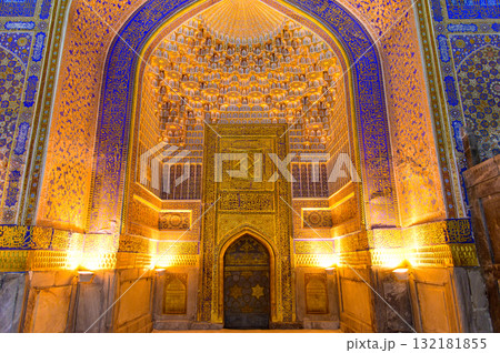 ウズベキスタンサマルカンドのレギスタン広場にあるティラカリマドラサの美しい内観 132181855