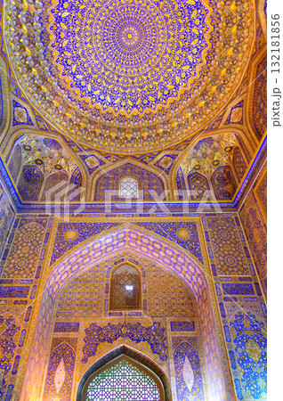 ウズベキスタンサマルカンドのレギスタン広場にあるティラカリマドラサの美しい内観 132181856