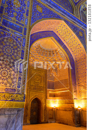 ウズベキスタンサマルカンドのレギスタン広場にあるティラカリマドラサの美しい内観 132181858