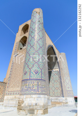 ウズベキスタンのサマルカンドにあるヒビハニムモスクのとても美しい風景 132182292