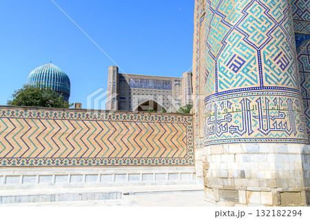 ウズベキスタンのサマルカンドにあるヒビハニムモスクのとても美しい風景 132182294