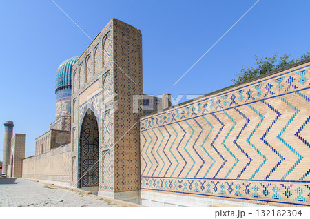 ウズベキスタンのサマルカンドにあるヒビハニムモスクのとても美しい風景 ウズベキスタンのサマルカンドにあるヒビハニムモスクのとても美しい風景 132182304