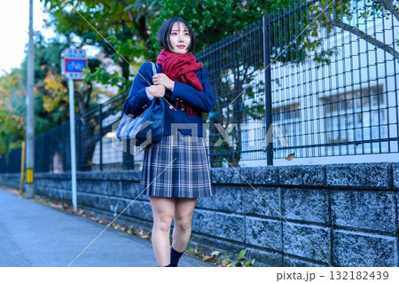 寒い日に暗い道を登下校する女子高生 高校生のスカート 部活 補講 登校下校 寒い日に暗い道を登下校する女子高生 高校生のスカート 部活 補講 登校下校 132182439
