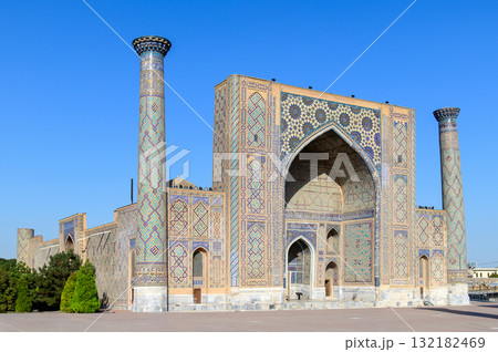 ウズベキスタンのサマルカンドにあるレギスタン広場のとても美しい風景 132182469