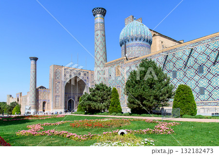 ウズベキスタンのサマルカンドにあるレギスタン広場のとても美しい風景 ウズベキスタンのサマルカンドにあるレギスタン広場のとても美しい風景 132182473