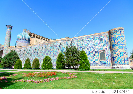 ウズベキスタンのサマルカンドにあるレギスタン広場のとても美しい風景 ウズベキスタンのサマルカンドにあるレギスタン広場のとても美しい風景 132182474