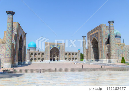 ウズベキスタンのサマルカンドにあるレギスタン広場のとても美しい風景 132182477