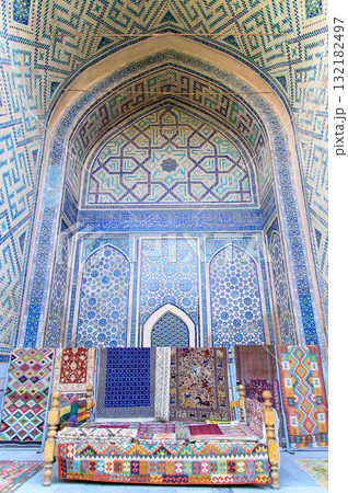 ウズベキスタンのサマルカンドにあるレギスタン広場のとても美しい風景 132182497