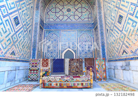 ウズベキスタンのサマルカンドにあるレギスタン広場のとても美しい風景 132182498