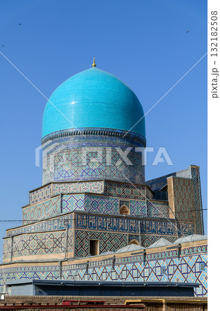 ウズベキスタンのサマルカンドにあるレギスタン広場のとても美しい風景 ウズベキスタンのサマルカンドにあるレギスタン広場のとても美しい風景 132182508