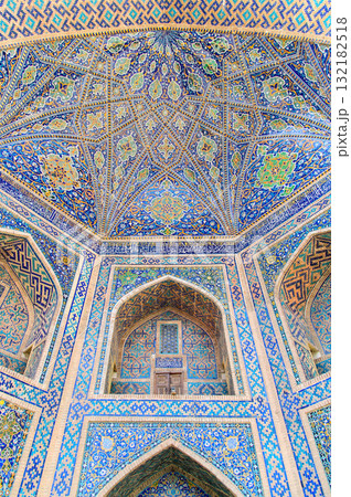 ウズベキスタンのサマルカンドにあるレギスタン広場のとても美しい風景 ウズベキスタンのサマルカンドにあるレギスタン広場のとても美しい風景 132182518