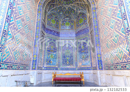 ウズベキスタンのサマルカンドにあるレギスタン広場のとても美しい風景 ウズベキスタンのサマルカンドにあるレギスタン広場のとても美しい風景 132182533