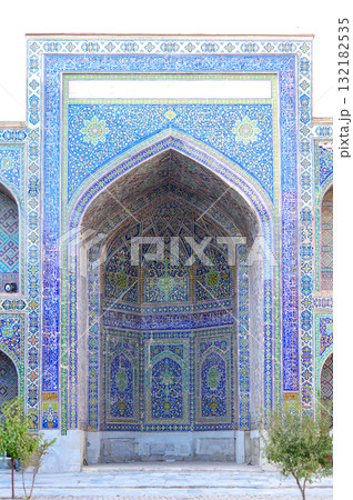 ウズベキスタンのサマルカンドにあるレギスタン広場のとても美しい風景 132182535