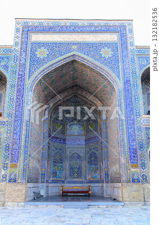 ウズベキスタンのサマルカンドにあるレギスタン広場のとても美しい風景 ウズベキスタンのサマルカンドにあるレギスタン広場のとても美しい風景 132182536