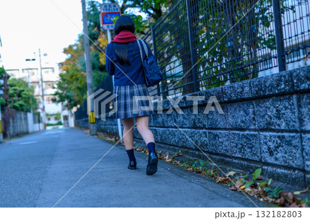 寒い日に部活で暗い道を登下校する女子高生　高校生の冬服　後ろ姿　登校下校　暗め 132182803