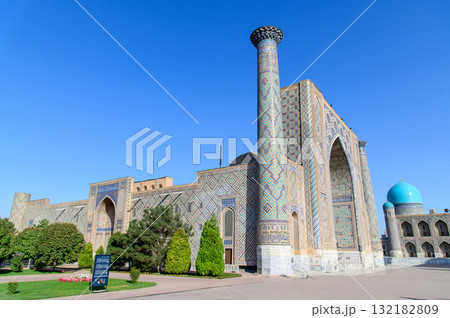 ウズベキスタンのサマルカンドにあるレギスタン広場のとても美しい風景 ウズベキスタンのサマルカンドにあるレギスタン広場のとても美しい風景 132182809