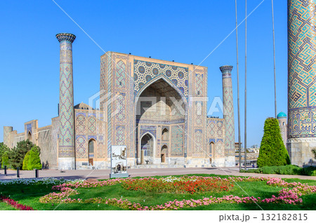 ウズベキスタンのサマルカンドにあるレギスタン広場のとても美しい風景 ウズベキスタンのサマルカンドにあるレギスタン広場のとても美しい風景 132182815