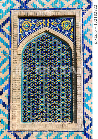 ウズベキスタンのサマルカンドにあるレギスタン広場のとても美しい風景 ウズベキスタンのサマルカンドにあるレギスタン広場のとても美しい風景 132182822