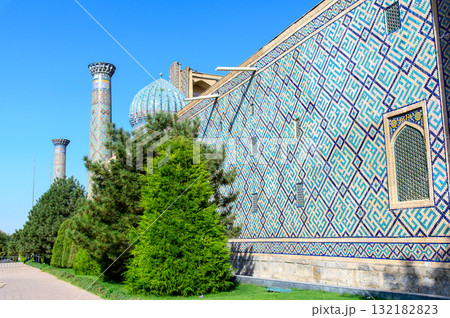 ウズベキスタンのサマルカンドにあるレギスタン広場のとても美しい風景 ウズベキスタンのサマルカンドにあるレギスタン広場のとても美しい風景 132182823