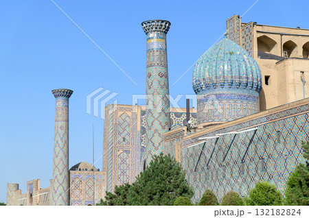 ウズベキスタンのサマルカンドにあるレギスタン広場のとても美しい風景 ウズベキスタンのサマルカンドにあるレギスタン広場のとても美しい風景 132182824