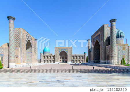 ウズベキスタンのサマルカンドにあるレギスタン広場のとても美しい風景 ウズベキスタンのサマルカンドにあるレギスタン広場のとても美しい風景 132182839