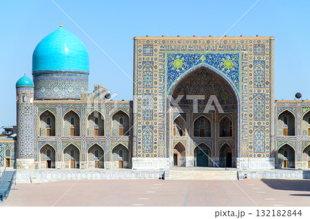 ウズベキスタンのサマルカンドにあるレギスタン広場のとても美しい風景 ウズベキスタンのサマルカンドにあるレギスタン広場のとても美しい風景 132182844